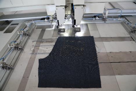 Costura programada de jeans